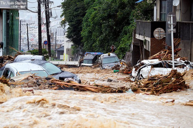Những hình ảnh trong đợt mưa lũ kinh hoàng tại Nhật Bản khiến 38 người thiệt mạng, 50 người mất tích - Ảnh 21.