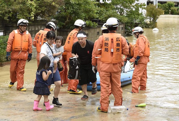 Những hình ảnh trong đợt mưa lũ kinh hoàng tại Nhật Bản khiến 38 người thiệt mạng, 50 người mất tích - Ảnh 7.