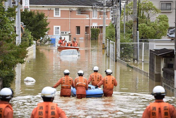 Những hình ảnh trong đợt mưa lũ kinh hoàng tại Nhật Bản khiến 38 người thiệt mạng, 50 người mất tích - Ảnh 12.