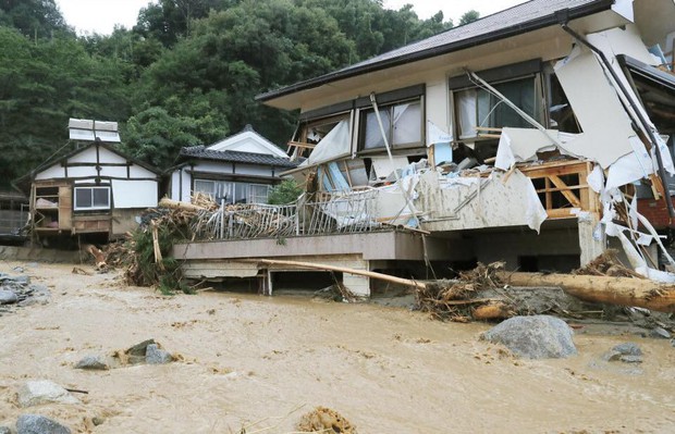 Những hình ảnh trong đợt mưa lũ kinh hoàng tại Nhật Bản khiến 38 người thiệt mạng, 50 người mất tích - Ảnh 9.