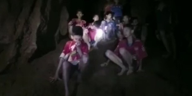 Các hình ảnh cho thấy quy mô và độ phức tạp của nỗ lực giải cứu các cậu bé Thái Lan bị mắc kẹt - Ảnh 33.