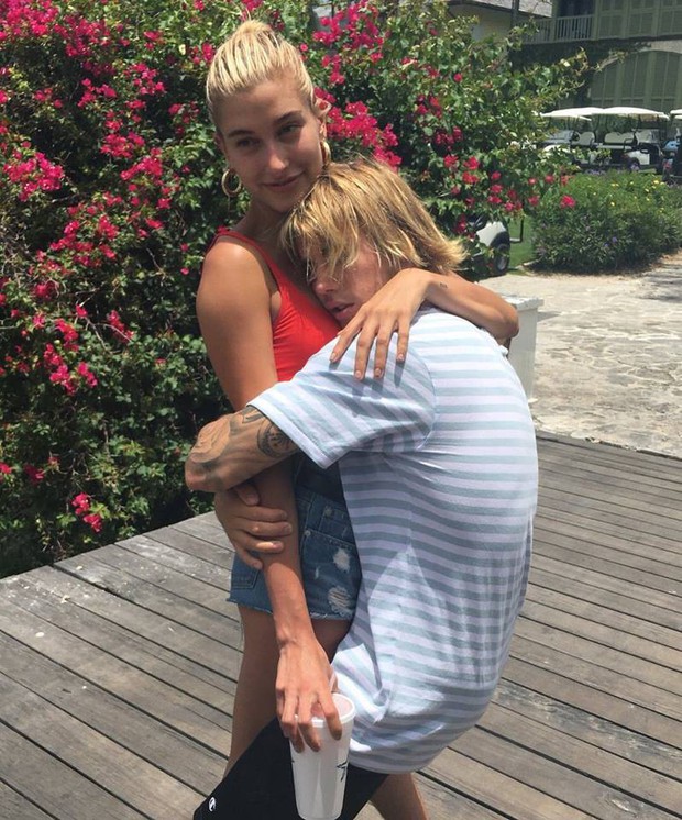 1 thập kỷ đã biến Hailey Baldwin từ fan cuồng ship Jelena thành cô dâu nắm tay Justin Bieber vào lễ đường như thế nào? - Ảnh 13.