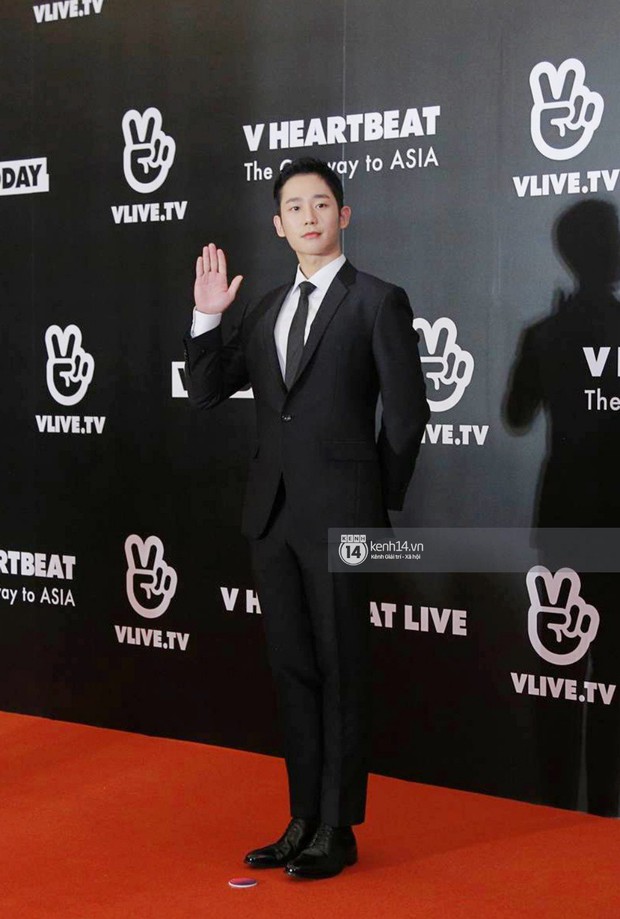 Thảm đỏ đêm nhạc Hàn-Việt: Jung Hae In, WINNER đẹp trai cực phẩm, Chi Pu và Hòa Minzy đọ sắc cùng loạt sao Việt - Ảnh 1.