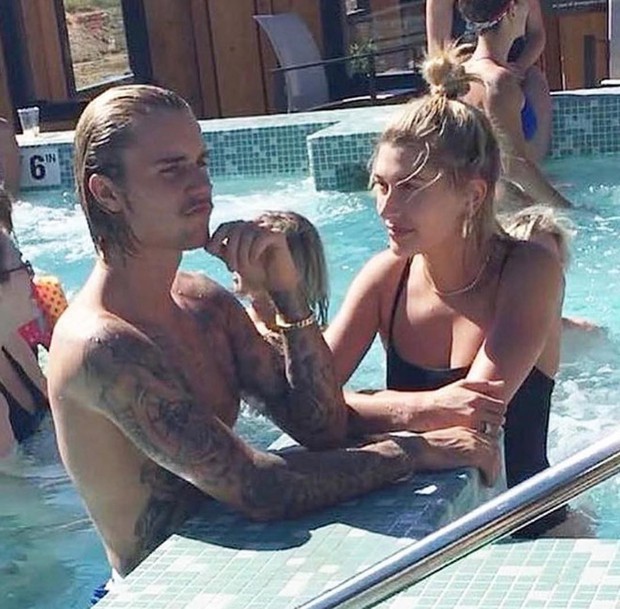 1 thập kỷ đã biến Hailey Baldwin từ fan cuồng ship Jelena thành cô dâu nắm tay Justin Bieber vào lễ đường như thế nào? - Ảnh 12.