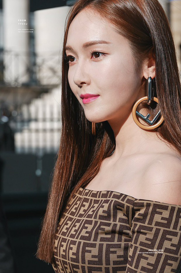 Fan bất ngờ khi Jessica kí tặng album Hoot của SNSD - Ảnh 3.