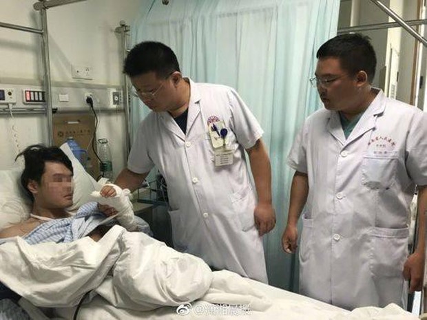 Trung Quốc: Nhặt chai Coca lạnh vừa đánh rơi xuống đất, thanh niên bị nổ gãy xương tay - Ảnh 2.