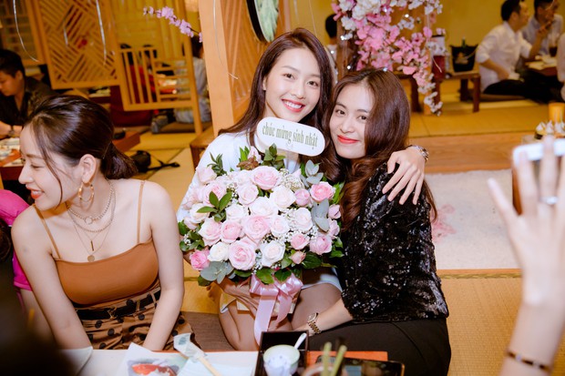 Chi Pu diện áo hai dây gợi cảm, Hương Giang quậy tưng bừng trong tiệc sinh nhật của Khả Ngân - Ảnh 7.
