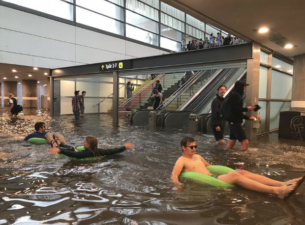  Nhà ga ở Thụy Điển biến thành bể bơi công cộng sau mưa lớn  - Ảnh 1.