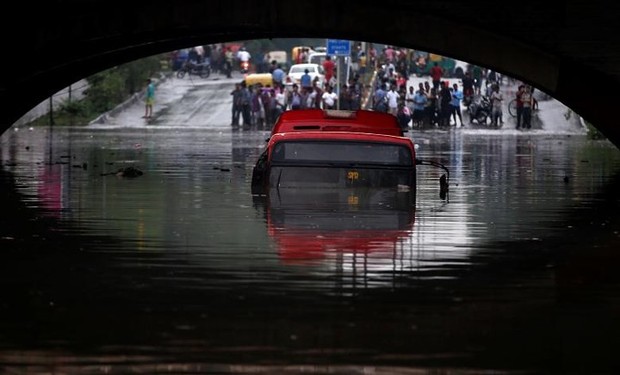 Ảnh: Mưa lớn ở Ấn Độ gây sập nhà, ô tô xe máy “bơi” giữa đường phố - Ảnh 11.