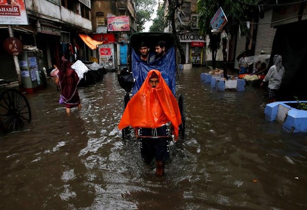 Ảnh: Mưa lớn ở Ấn Độ gây sập nhà, ô tô xe máy “bơi” giữa đường phố - Ảnh 15.