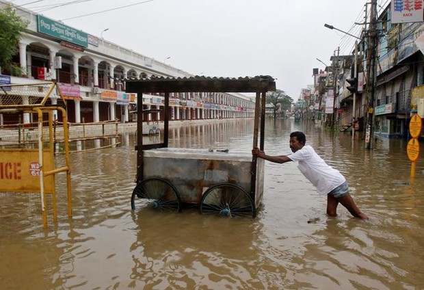 Ảnh: Mưa lớn ở Ấn Độ gây sập nhà, ô tô xe máy “bơi” giữa đường phố - Ảnh 21.