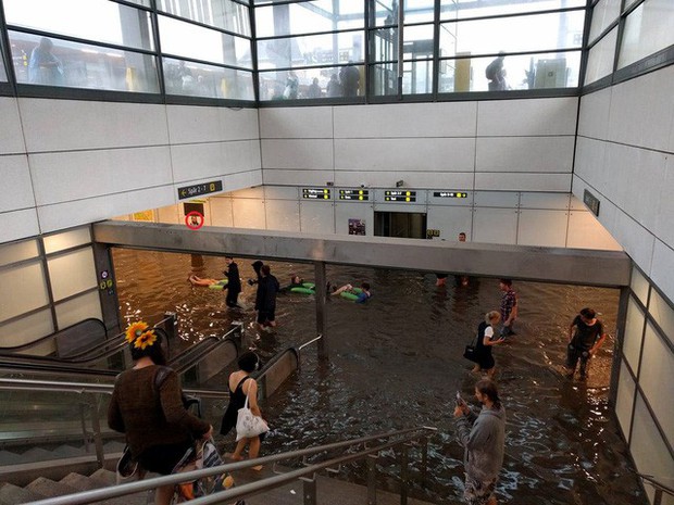  Nhà ga ở Thụy Điển biến thành bể bơi công cộng sau mưa lớn  - Ảnh 6.