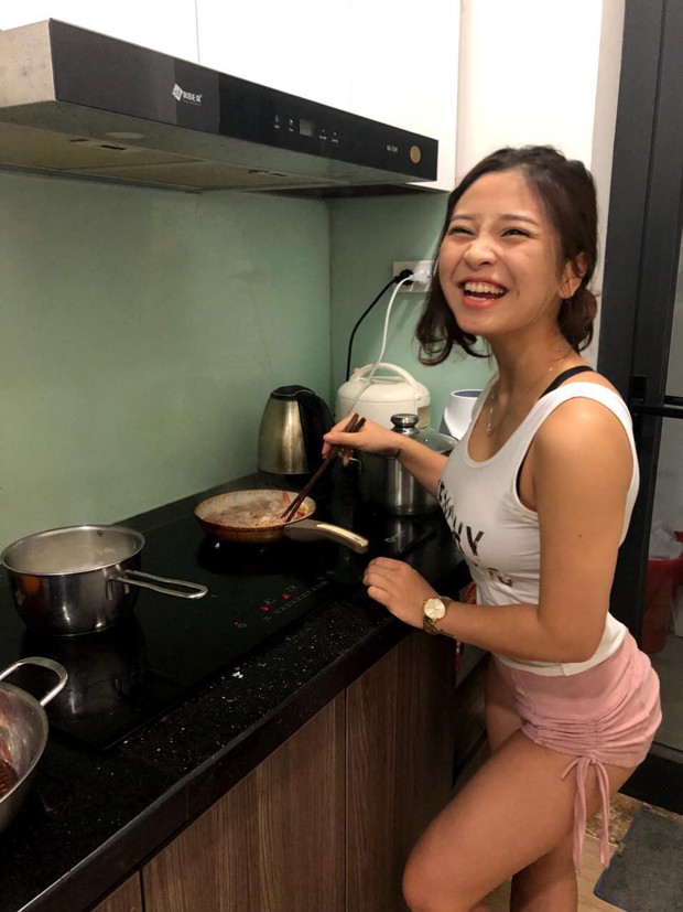 9X xinh đẹp khoe bắp tay cuồn cuộn nhưng thân hình đồng hồ cát mới là điều khiến dân tình chú ý - Ảnh 4.