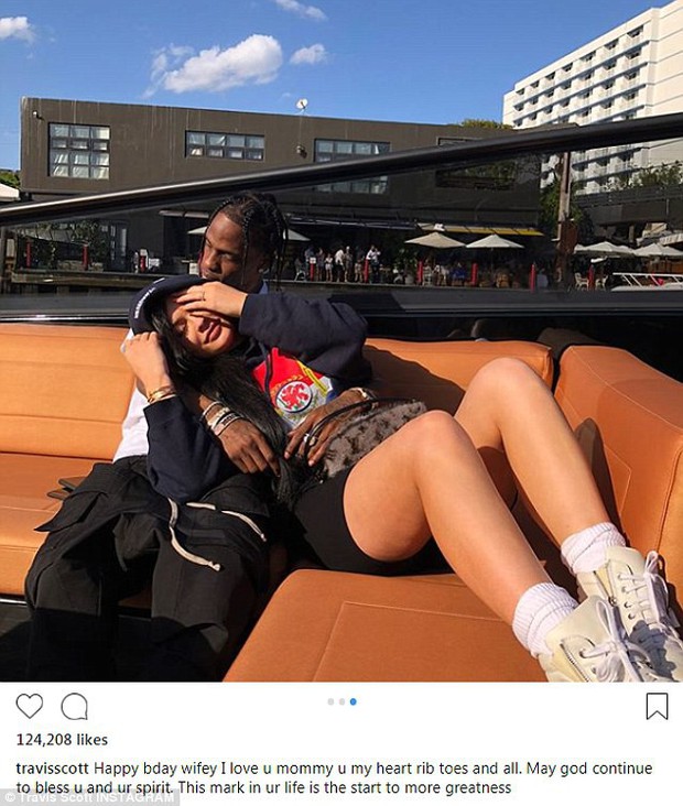 Kylie Jenner được bạn trai tặng xe Rolls Royce giữa khu vườn trăm bông hoa siêu lãng mạn và sang chảnh - Ảnh 6.