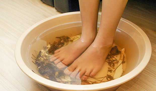 Hôi chân thường xuất hiện trong tiết trời nồm ẩm, làm thế nào để xử lý triệt để? - Ảnh 4.