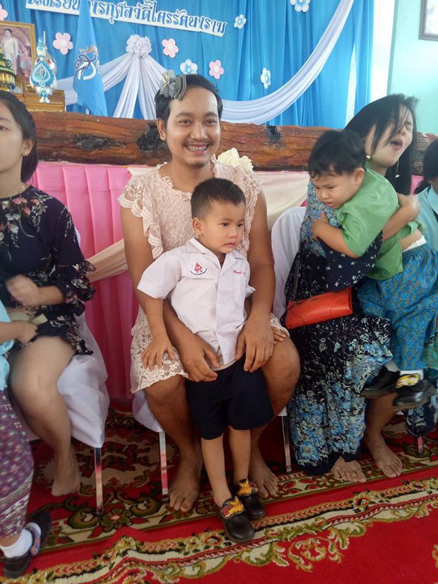 Sự thật nghẹn ngào đằng sau hình ảnh ông bố mặc váy rồi đến trường con tham gia “Ngày của mẹ” ở Thái Lan - Ảnh 3.