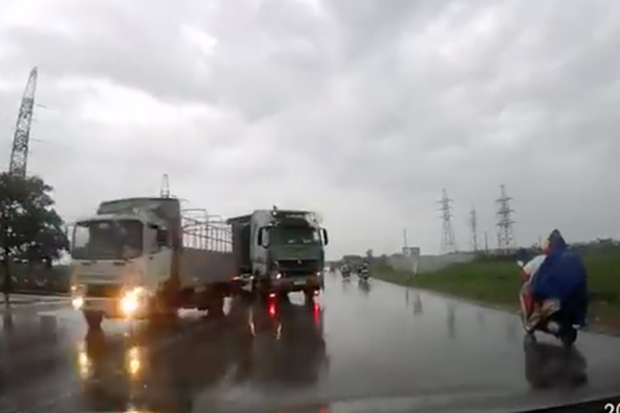 Bắc Ninh: Tài xế xe con bẻ lái xuất thần tránh tai nạn thảm khốc với xe tải vượt ẩu - Ảnh 2.