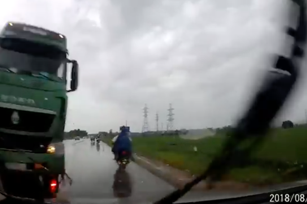 Bắc Ninh: Tài xế xe con bẻ lái xuất thần tránh tai nạn thảm khốc với xe tải vượt ẩu - Ảnh 3.