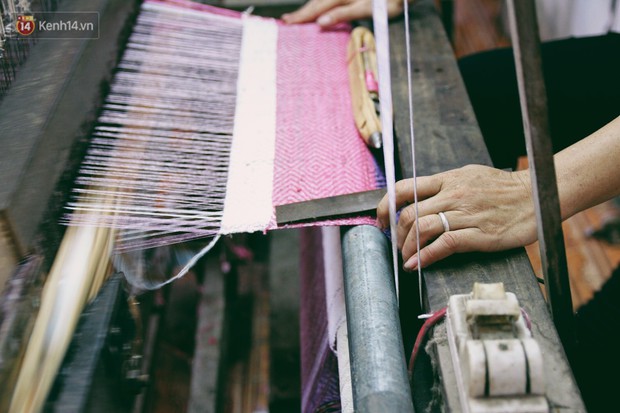 Người phụ nữ Hà Nội đầu tiên dệt lụa từ tơ sen: 4.800 cuống sen cho một chiếc khăn quàng cổ dài 1,7 mét - Ảnh 15.