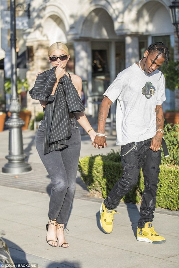 Vòng 1 nở nang gợi cảm, Kylie Jenner làm ai cũng ngắm nhìn khi diện áo bó sát ra phố - Ảnh 7.