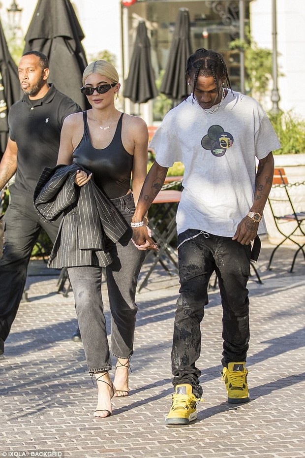 Vòng 1 nở nang gợi cảm, Kylie Jenner làm ai cũng ngắm nhìn khi diện áo bó sát ra phố - Ảnh 5.