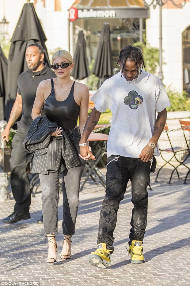 Vòng 1 nở nang gợi cảm, Kylie Jenner làm ai cũng ngắm nhìn khi diện áo bó sát ra phố - Ảnh 2.