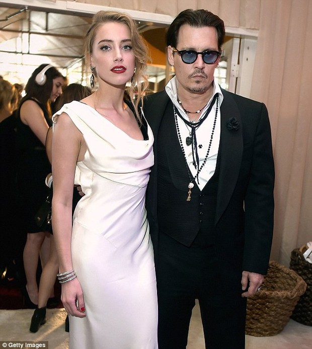 Chuyện thật như đùa: Johnny Depp tố vợ cũ Amber Heard để lại chất thải tế nhị trên giường của họ - Ảnh 1.