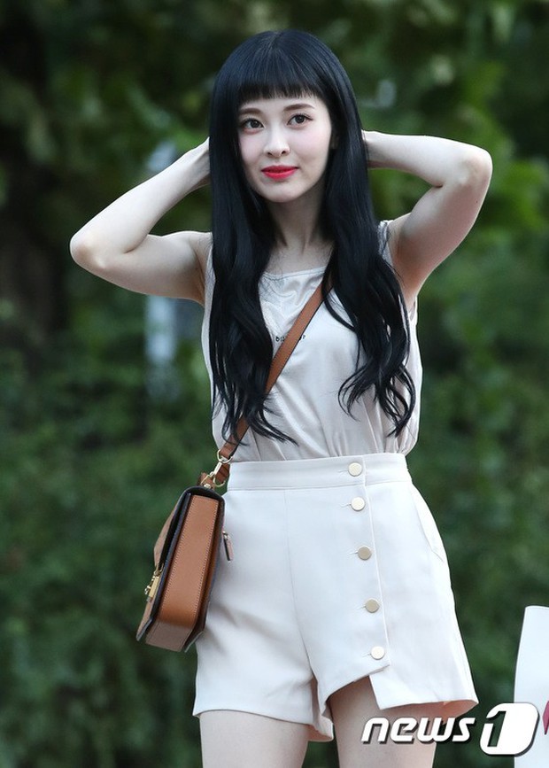 Màn đọ sắc hiếm của dàn idol Kpop: Nữ thần Irene bị mỹ nhân dao kéo lấn át, gương mặt vô danh bỗng được chú ý - Ảnh 24.