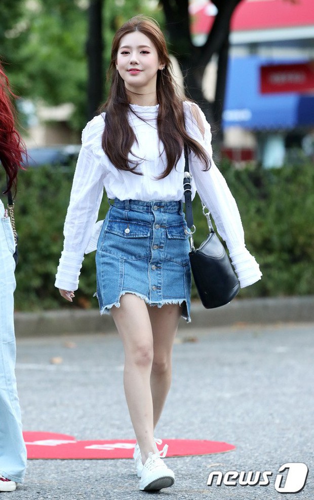 Màn đọ sắc hiếm của dàn idol Kpop: Nữ thần Irene bị mỹ nhân dao kéo lấn át, gương mặt vô danh bỗng được chú ý - Ảnh 16.