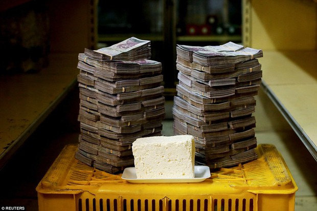 Lạm phát tại Venezuela: Những chồng tiền khổng lồ mà người dân phải chi trả cho nhu yếu phẩm hàng ngày sẽ khiến bạn thấy sốc! - Ảnh 10.