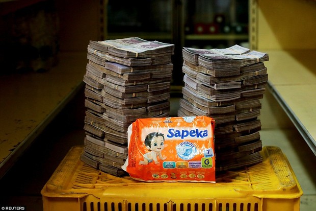 Lạm phát tại Venezuela: Những chồng tiền khổng lồ mà người dân phải chi trả cho nhu yếu phẩm hàng ngày sẽ khiến bạn thấy sốc! - Ảnh 7.