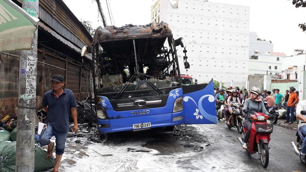 Xe khách giường nằm bốc cháy dữ dội khi đang chất hàng ở Sài Gòn - Ảnh 1.