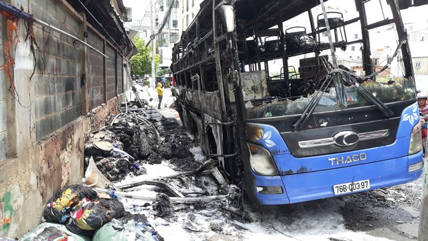 Xe khách giường nằm bốc cháy dữ dội khi đang chất hàng ở Sài Gòn - Ảnh 3.