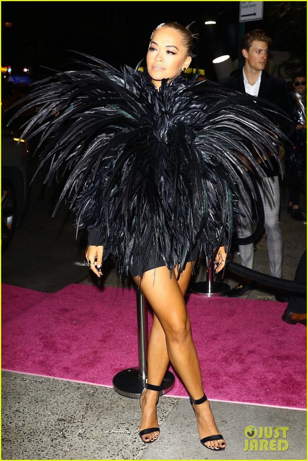 Dàn sao lên đồ dự tiệc hậu VMAs 2018: Rita Ora hóa thành quạ đen, Kylie diện đồ bó sát body gợi cảm - Ảnh 1.