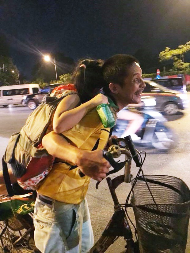 Hình ảnh cha nghèo cõng cả thế giới là cô con gái nhỏ đi nhặt rác, mưu sinh trên phố Hà Nội khiến nhiều người cảm động - Ảnh 2.