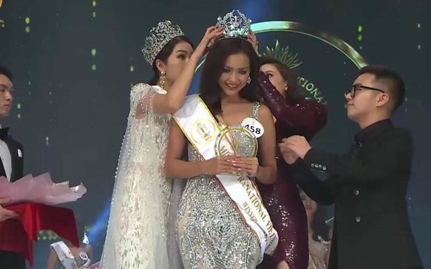 Để ý khúc cuối cuộc thi Miss Supranational Vietnam 2018, bạn có nhận ra 1 người đẹp lạc lõng giữa dàn Hoa hậu - Á hậu? - Ảnh 1.
