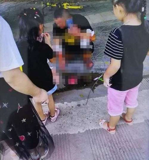 Thanh niên Trung Quốc tự cứa tay vờ bị cướp để khỏi phải mua ô tô 2 tỷ 3 tặng bạn gái như đã hứa - Ảnh 1.