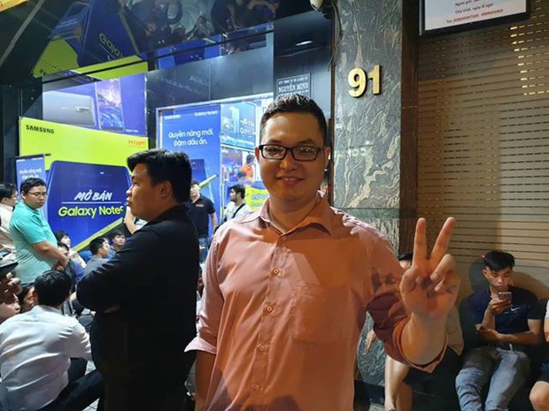Nhiều người xếp hàng từ sáng tới đêm chờ mua Galaxy Note9, cổ vũ U23 Việt Nam qua smartphone - Ảnh 5.