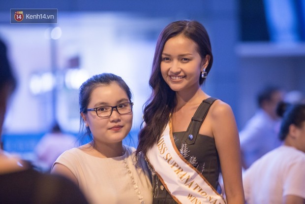 Hoa hậu Ngọc Châu và Á hậu Mỹ Nhân mộc mạc xuất hiện tại sân bay Việt Nam sau hành trình Miss Supranational Vietnam 2018 - Ảnh 3.