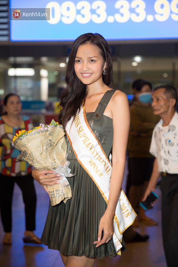 Hoa hậu Ngọc Châu và Á hậu Mỹ Nhân mộc mạc xuất hiện tại sân bay Việt Nam sau hành trình Miss Supranational Vietnam 2018 - Ảnh 7.