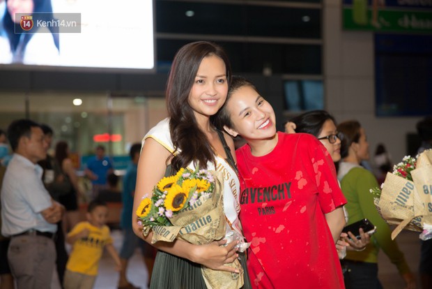Hoa hậu Ngọc Châu và Á hậu Mỹ Nhân mộc mạc xuất hiện tại sân bay Việt Nam sau hành trình Miss Supranational Vietnam 2018 - Ảnh 4.
