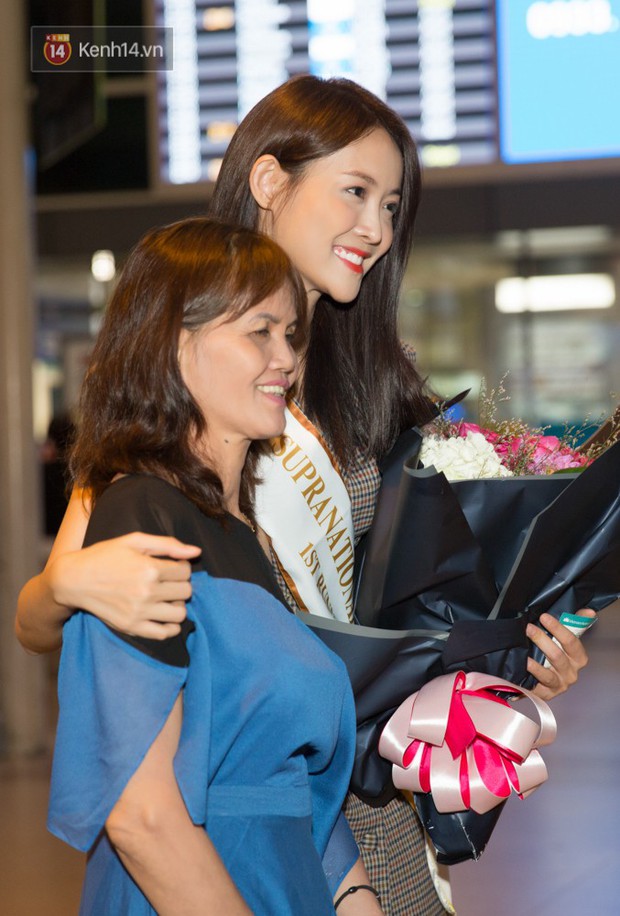 Hoa hậu Ngọc Châu và Á hậu Mỹ Nhân mộc mạc xuất hiện tại sân bay Việt Nam sau hành trình Miss Supranational Vietnam 2018 - Ảnh 11.