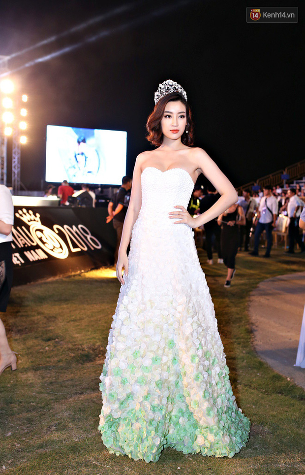 Đỗ Mỹ Linh gây thương nhớ với tóc ngắn ngang vai, Huyền My style cũ xuất hiện trong đêm thi Người đẹp biển - Ảnh 3.