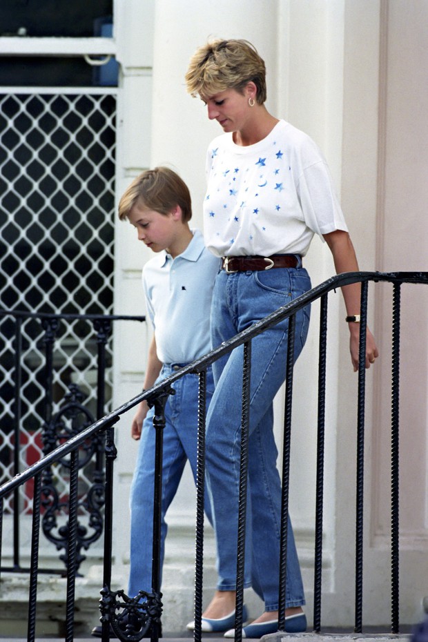 Quả đúng là biểu tượng thời trang huyền thoại, mẫu jeans Công nương Diana hay diện ngày ấy chính là kiểu quần jeans cực hot bây giờ - Ảnh 1.