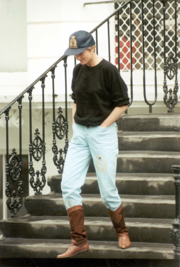 Quả đúng là biểu tượng thời trang huyền thoại, mẫu jeans Công nương Diana hay diện ngày ấy chính là kiểu quần jeans cực hot bây giờ - Ảnh 7.