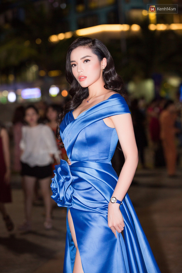 Thảm đỏ Hoa hậu Việt Nam 2018: Kỳ Duyên diện váy xẻ cao, đụng độ phong cách với Đỗ Mỹ Linh trong lần trở lại ghế giám khảo - Ảnh 1.