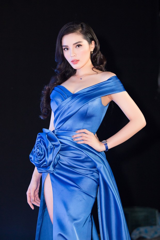 Thảm đỏ Hoa hậu Việt Nam 2018: Kỳ Duyên diện váy xẻ cao, đụng độ phong cách với Đỗ Mỹ Linh trong lần trở lại ghế giám khảo - Ảnh 2.