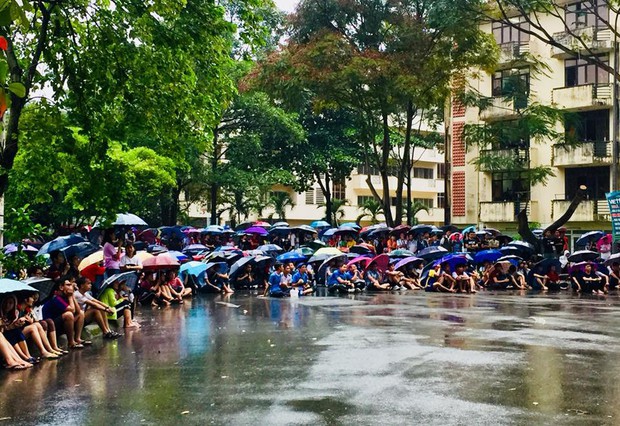 Chùm ảnh cảm xúc: Dưới cơn mưa tầm tã, hàng trăm sinh viên vẫn ngồi ngoài trời, khóc cười cùng Olympic Việt Nam - Ảnh 9.