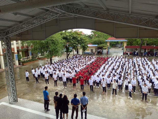Hơn 1000 học sinh và thầy cô đội mưa hô vang Việt Nam vô địch, tinh thần bóng đá xịn xò nhất là đây chứ đâu - Ảnh 2.