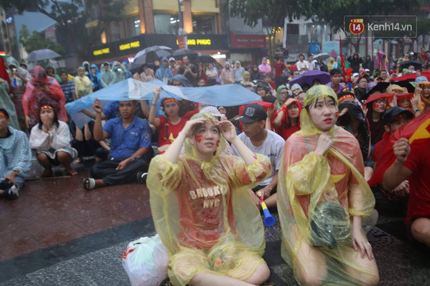 Hà Nội - Sài Gòn đổ mưa lớn, người hâm mộ vẫn đội mưa cổ vũ cho Olympic Việt Nam với tình yêu mãnh liệt - Ảnh 8.